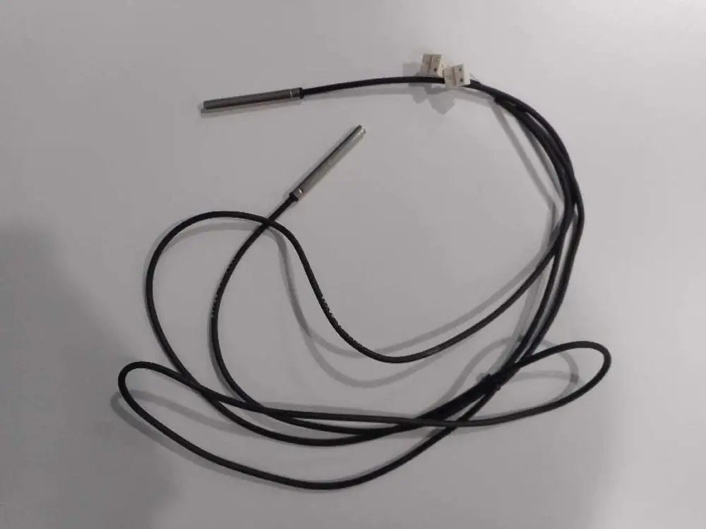 Kabelbaum mit zwei Sensorfühlern, geeignet für Remeha-Systeme. Kabel mit Stecker und zwei Fühler in Metallausführung.